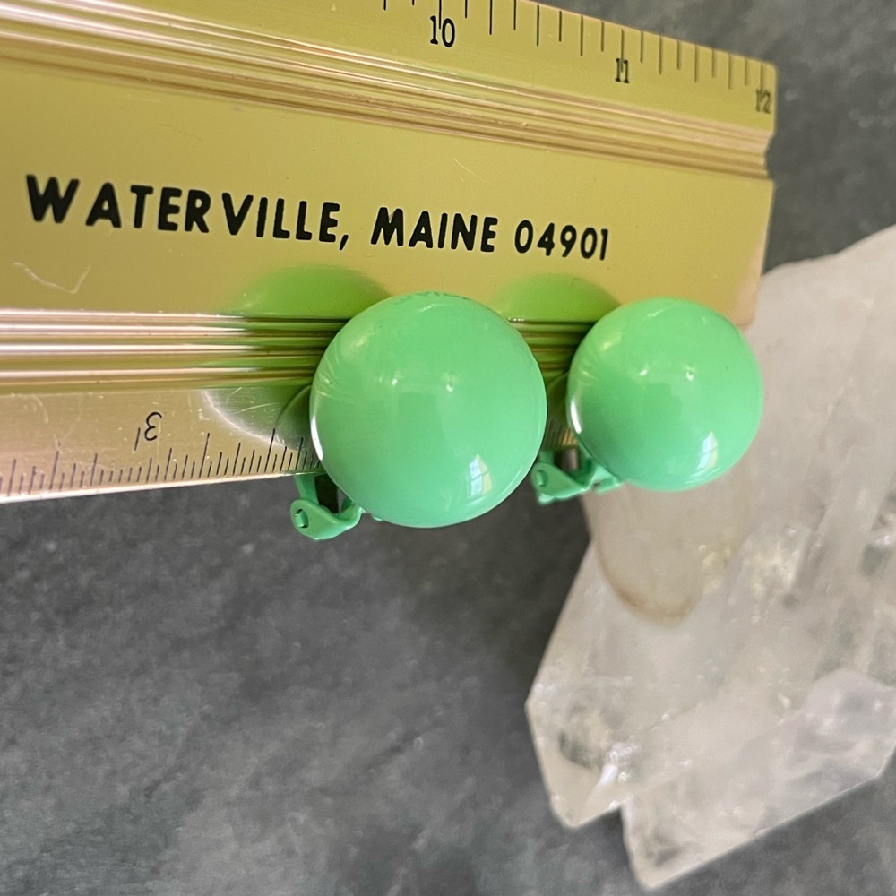 Vintage 60s Green Enamel Clip-On Earrings - Picture 5 of 15